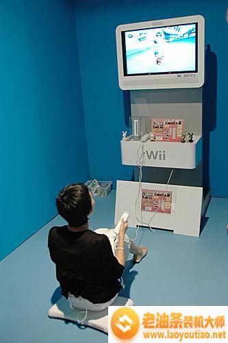 资料图：在日本千叶县幕张国际会展中心举行的东京国际游戏展上，一名游戏爱好者在试玩游戏。（新华社）
